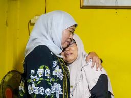 Takziyah ke Rumah Anggota KPPS yang Meninggal, Khofifah Sebut Pejuang Demokrasi