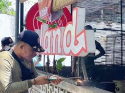 Satpol PP Surabaya Bongkar Puluhan Reklame Tidak Berizin dan Menunggak Pajak