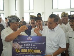 Serahkan BKK serta Bantuan Babi Untuk Desa Adat se-Jembrana