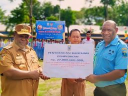 Ali Baham Serahkan Dana Hibah 27 Miliar ke SMAN Taruna Kasuari Nusantara