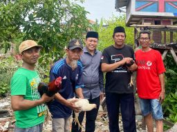 Edukasi Warga Ketahanan Pangan, Abdul Ghoni Bagikan Bantuan Unggas