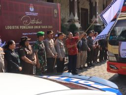 Serukan Pemilu Damai, Bupati Tamba Lepas Distribusi Logistik Pemilu Tahun 2024