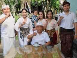 Bupati I Nengah Tamba Salurkan Hak Suara di TPS 13 Kaliakah