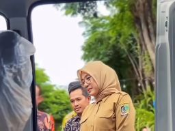 Ipuk Fiestiandani Sumbang Mobil Operasional untuk Umat Buddha Banyuwangi