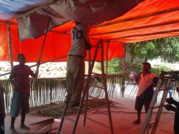 Jelang Pencoblosan 14 Februari, Warga Kelurahan Fakfak Utara Mulai Dirikan TPS