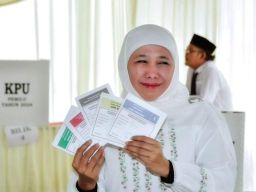 Nyoblos di TPS 31 Jemur Sari, Khofifah Indar Parawansa Imbau Warga Jatim Tidak Golput