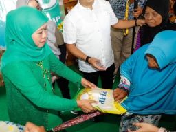 Khofifah Indar Parawansa Gelar Operasi Pasar Murah di Jember, Bagi-bagi Sembako Gratis