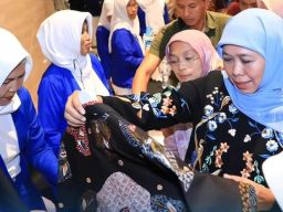 Khofifah Indar Parawansa Terima Penghargaan Tokoh Wanita Inspiratif dari IWAPI Jatim