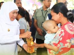 Intervensi Harga Bahan Pokok, Khofifah Indar Parawansa Gelar Pasar Murah di Kediri