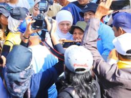 Khofifah Indar Parawansa Gelar Jalan Sehat Berhadiah 2 Mobil di Banyuwangi