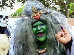 Mak Lampir Mencoblos di TPS 07 Dusun Wonorekso, Semarakkan Pemilu di Banyuwangi