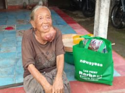 Bantuan Kemanusiaan PT Sinar Mahardika Sentosa, Berbagi Paket Sembako untuk Dadong Nyoman Rodi