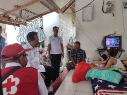 Ketua PMI Kabupaten Klungkung Berikan Bantuan dan Dukungan untuk Pasien Tumor