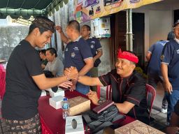 Bendesa Desa Adat Kerobokan Sambut HUT LPD ke 32 dengan Aksi Sosial