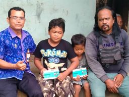 Gerakan Koperasi Gianyar Beri Bantuan pada Dadong Nengah Sumerti Merawat Tiga Cucu Yatim