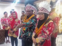 Kunjungan Ali Baham ke Dekranasda Disambut dengan Prosesi Adat Injak Piring