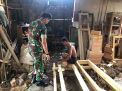 Babinsa Koramil Manyar Dampingi Usaha Mebel Warga Binaan di Desa Suci Gresik