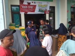 Jelang Ramadan, Babinsa Sememi Pantau Harga Sembako di Pasar Tradisional