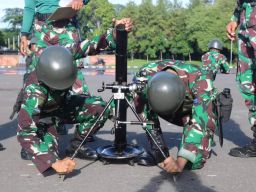 Prajurit Batalyon Infanteri 4 Marinir Latihan Senjata Bantuan di Lapangan Cilandak