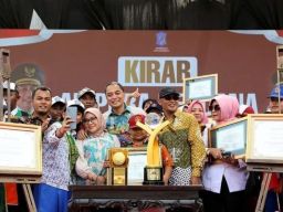 Puluhan Pelajar Sambut Kirab Adipura Kencana yang Diarak Eri Cahyadi Keliling Kota Surabaya