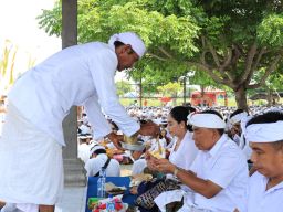 Bupati Jembrana hadiri Upacara Melasti di Pantai Pengambengan, Tekankan Toleransi