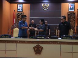 Wabup Ipat Sampaikan Pendapat Bupati atas Ranperda Inisiatif Dewan