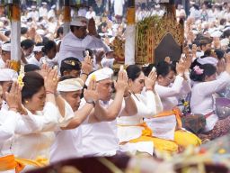 GOW Jembrana Ngayah Rejang Renteng, Serangkaian Karya Ida Betare Turun Kabeh Pura Besakih