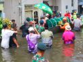 Petugas Antar Jenazah Ibu Romlah ke TPU Trimulyo dengan Perahu Menerjang Banjir