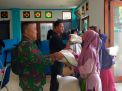 Babinsa Sidotopo Bantu Pemerintah Salurkan Beras untuk Warga Miskin di Sidotopo