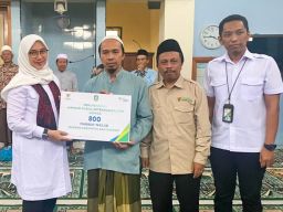 Ipuk Fiestiandani Beri Jaminan Kecelakaan Kerja pada 800 Marbot di Banyuwangi