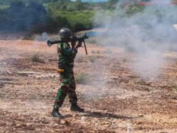 Prajurit Batalyon Infanteri 10 Latihan Menembak Senjata Bantuan di Pulau Setoko, Batam
