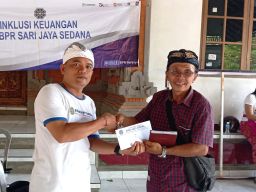 Wakil Bendesa Adat Besan Apresiasi BPR Sari Jaya Sedana: Inklusi Keuangan dan Kesehatan Masyarakat