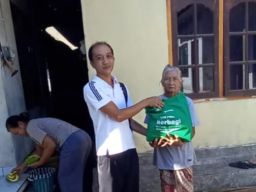 Newsyess Bagi Sembako untuk Lansia di Selatnyuhan Bangli