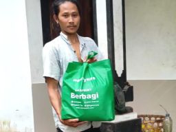 Bantuan Sembako Menembus Bukit Pule, Dibagikan untuk I Made Gunawan