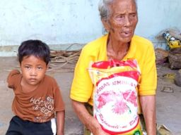 BPR Bagi Bantuane kepada Dadong Nengah Sumerti dan Tiga Cucu Yatim Piatu