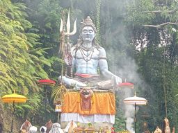 500 Tahun Menunggu, Warga Desa Suwat Berhasil Wujudkan Melasti di Pura Beji Siwa Melahangge