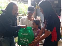 PT SMS dan Kelian Dinas Bantu Korban Kebakaran di Banjar Dimes Dalem Desa Duda