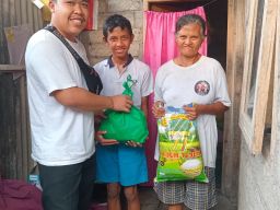 Bantuan Paket Sembako Menyapa Putu Adi Wiguna, Anak Berkebutuhan Khusus di Jembrana