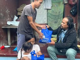 PT SMS Bersama BPR Khrisna Darma Adipala Berbagi Sembako Keluarga Wayan Gunastra Penderita Polio