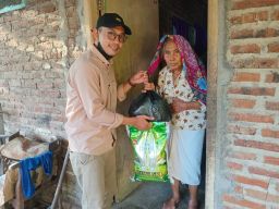 PT SMS Terus Menunjukkan Kepeduliannya: Bantuan Sembako Nenek Asiyah dan Cucunya yang Yatim Piatu