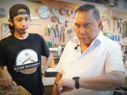 Bupati Tamba Kagumi Jam Kayu Karya Anak Muda Jembrana