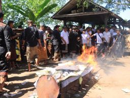 Sampaikan duka mendalam, Bupati Tamba hadiri Pelebon (Pengabenan) Putra Kedua Wabup Jembrana