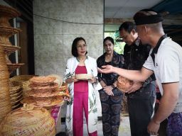 Ny Candrawati Tamba dampingi PJ Ketua Dekranasda Bali Kunjungi Pengerajin IKM Jembrana