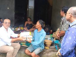 Kebersamaan BKS LPD Karangasem Bantu Keluarga Korban Kebakaran di Saren Kauh