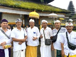 PT BPR Sari Jaya Sedana Gelar Persembahyangan di Pura Besakih untuk Kesejahteraan dan Keselamatan