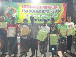 KSU Banjar Bona Kelod Berbagi Beras Sebanyak 2.7 Ton dan Bingkisan Sembako kepada Anggota Koperasi
