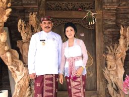Istri Made Kasta, I Putu Sri Sundari,Memberikan Restu untuk Maju Sebagai Calon Bupati Klungkung 2024