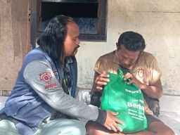 PT Sinar Mahardika Sentosa Bagikan Bantuan Sembako pada Made Jana