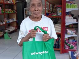 "Kesepian Terobati, Cahaya Kebaikan Menghampiri Dadong Landri dengan Bantuan Sembako"