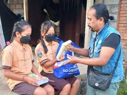 Tekad Ibu Tegar, Dibantu PT SMS dan Bank Surya, Antar Anak Yatim Piatu Raih Mimpi